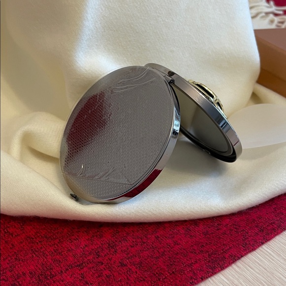 Compact Mirror - Picture 4 of 6